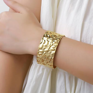18k Gold Polished Hammer Cuff Bangle